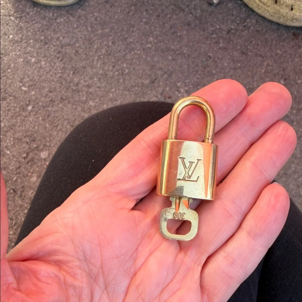 Authentic “Louis Vuitton” lock 🔐 and Key - Picture 1 of 4